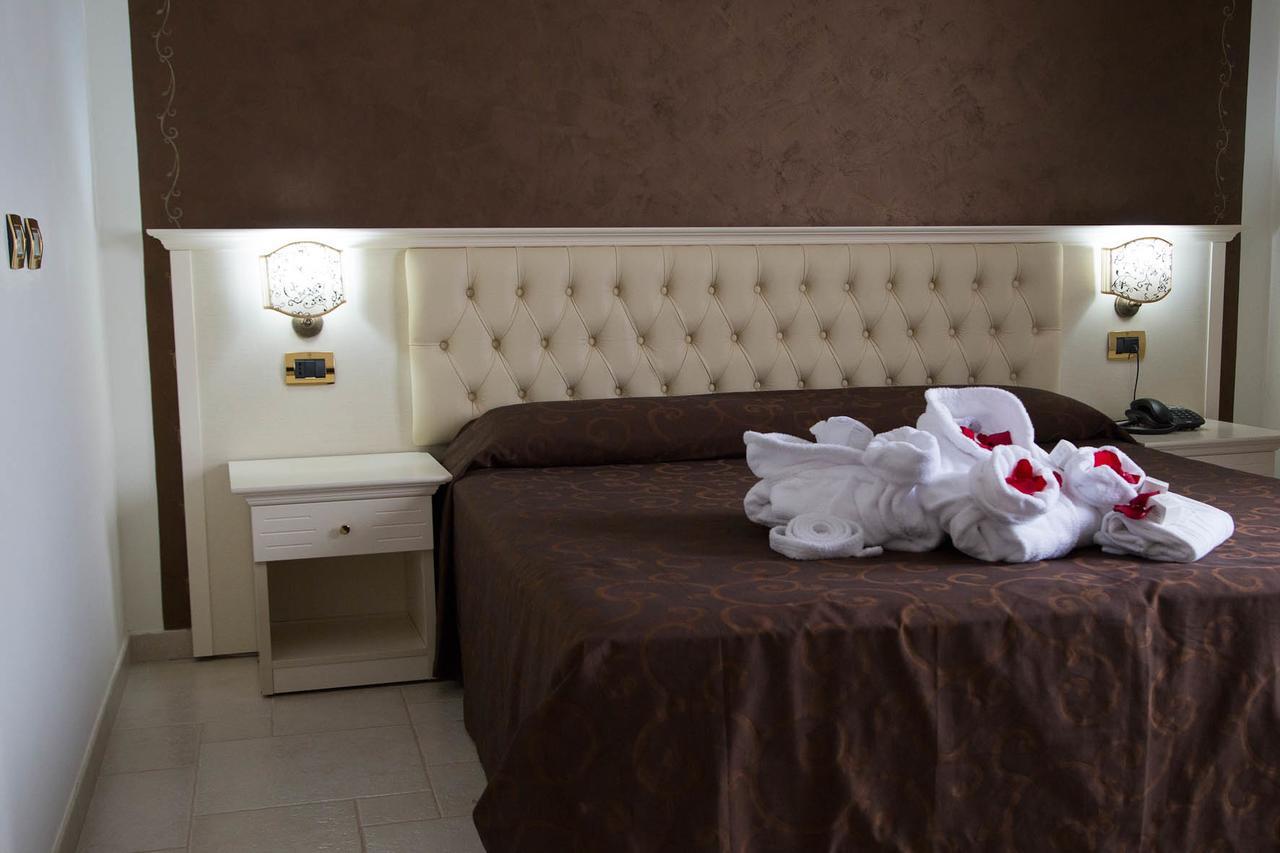 Hotel Madonna Delle Grazie Ceglie Messapica Buitenkant foto