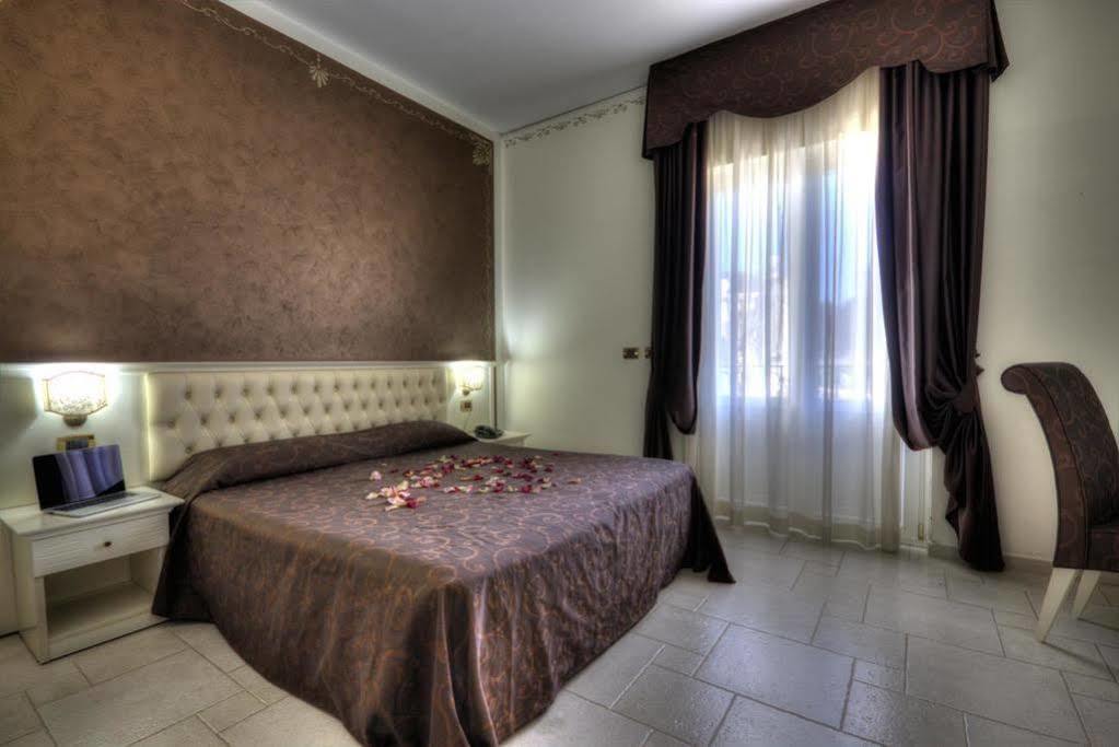 Hotel Madonna Delle Grazie Ceglie Messapica Buitenkant foto